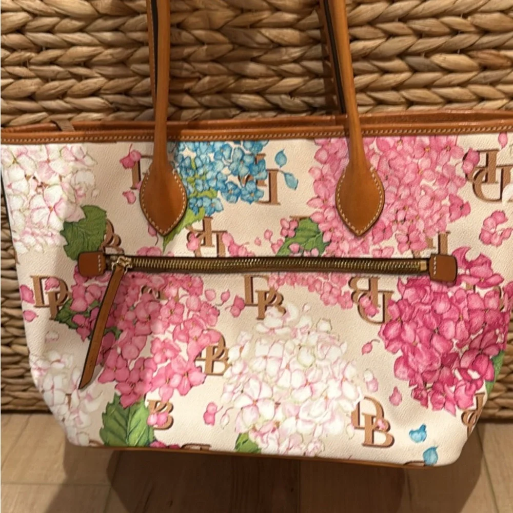 DOONEY & BOURKE Hydrangeas Monogram Tote Bag - Picture 5 of 10